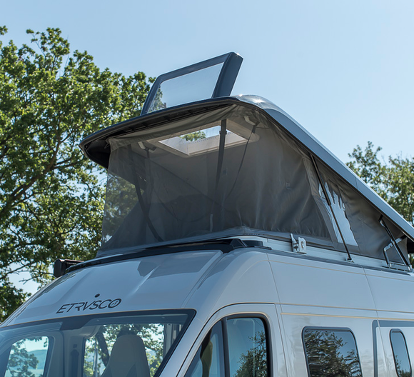 Hochgeklapptes Aufstelldach eines Etrusco Campervan Fiat Kastenwagens mit Fenster, ideal für Camping und zusätzlichen Schlafraum.
