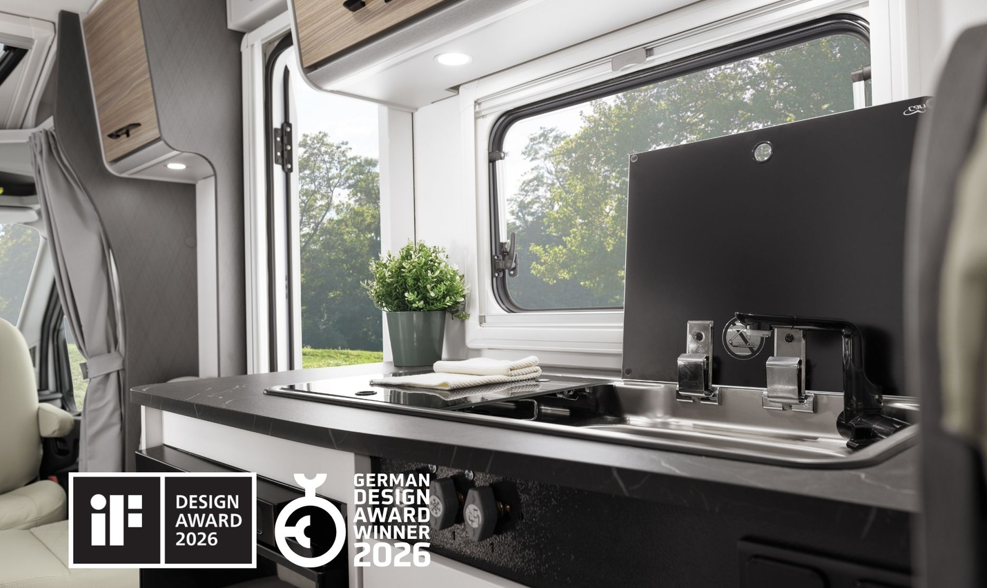 Kompakt tekøkken i en Etrusco Ford varevogn med moderne udstyr, komfur, vask og stilfulde detaljer til komfortabel camping.