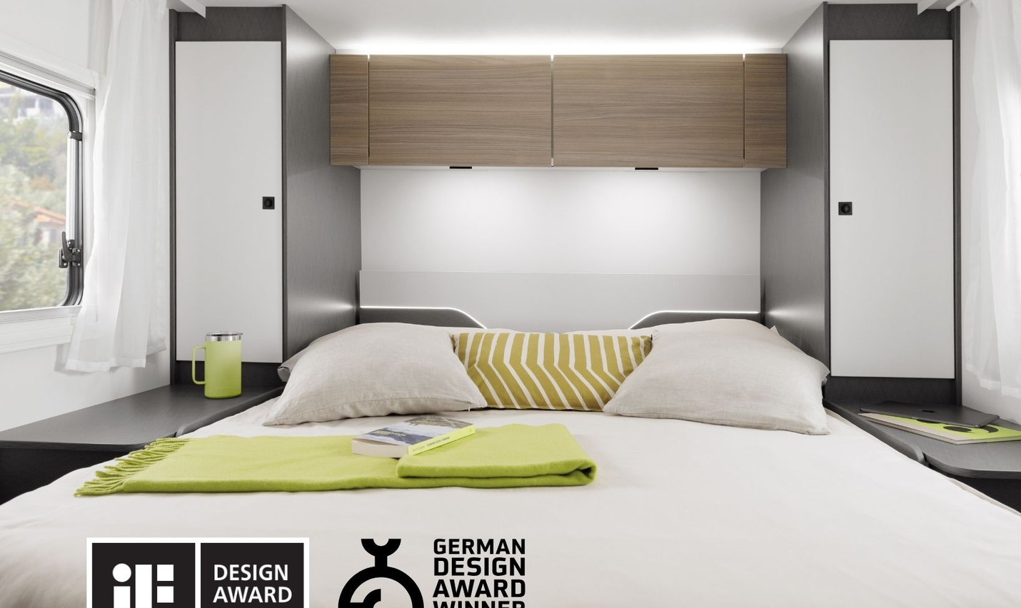 Espace de couchage d'un camping-car Fiat moderne avec un lit double confortable, entouré de placards de rangement – idéal pour les aventures en camping.