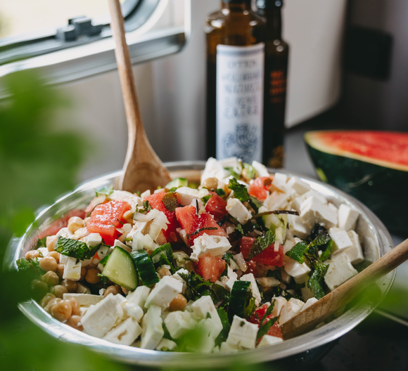 Frisk salat i køkkenet på en Etrusco delintegreret autocamper på Ford-basis – ideel til camping.