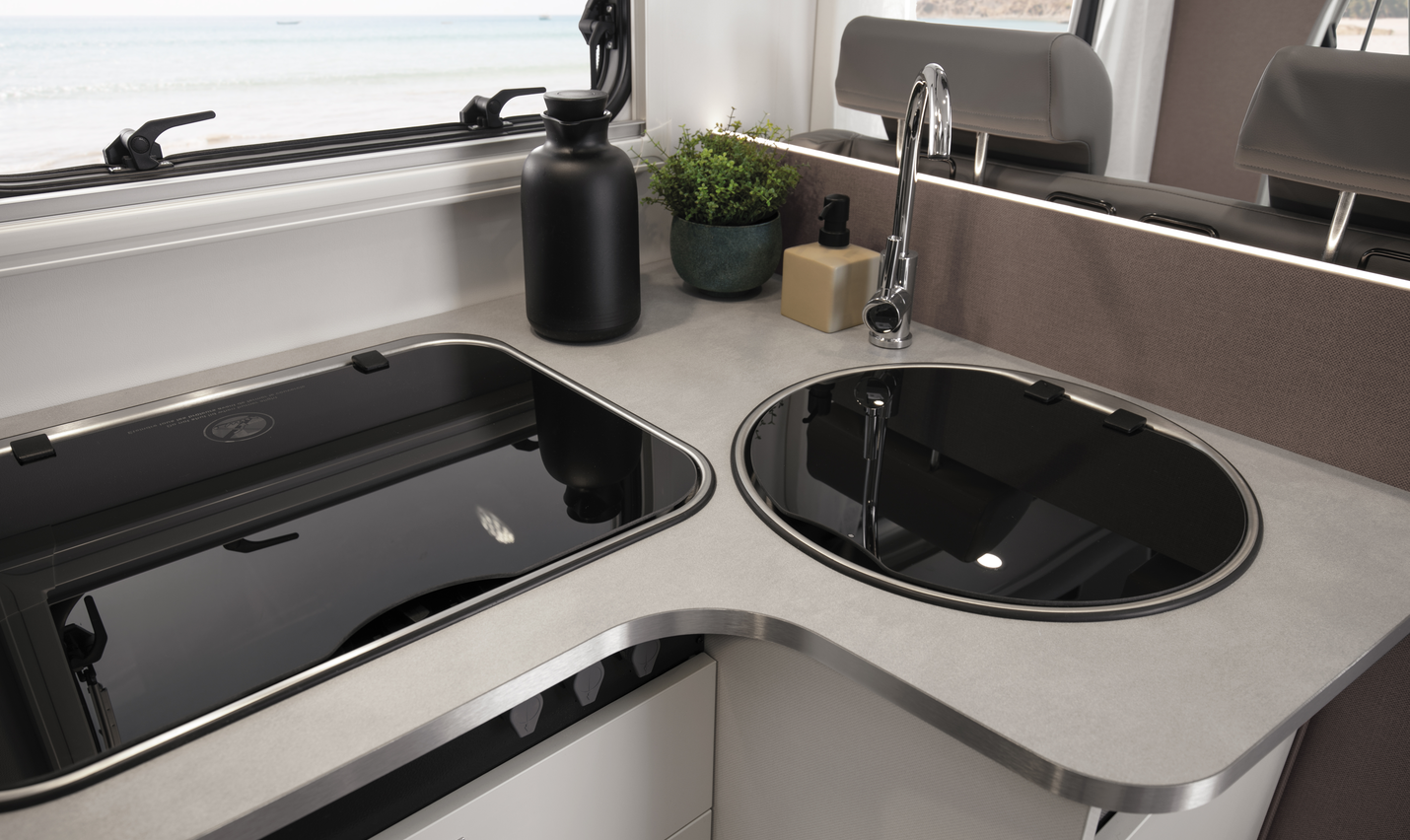 Detalje af det fuldt udstyrede tekøkken i den Etrusco delintegrerede autocamper på Ford-basis, perfekt til camping og roadtrips.