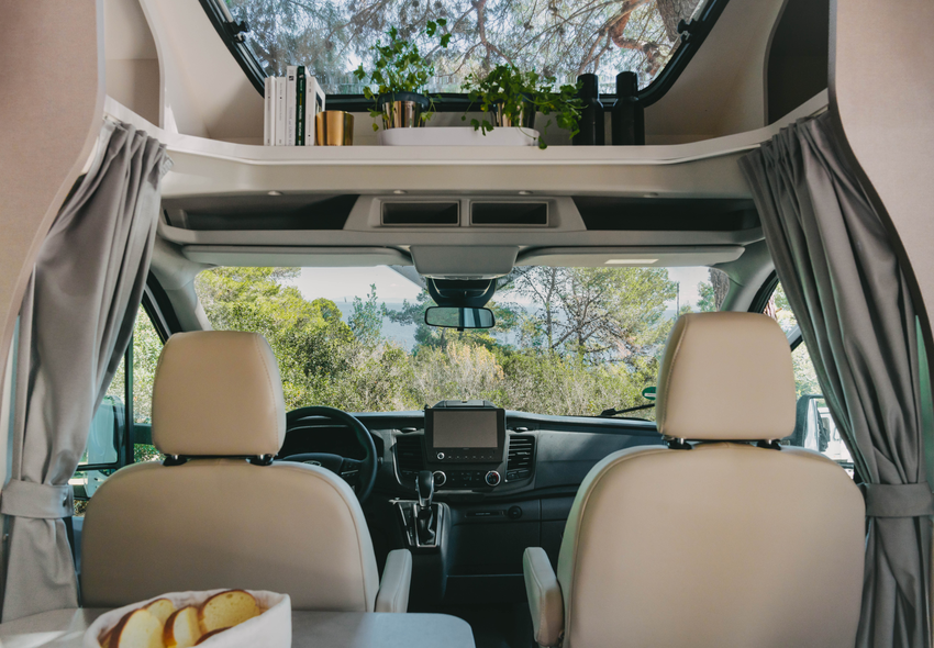 Interiør af en Etrusco delintegreret autocamper på Ford-basis med panoramaudsigt og elegant cockpit.