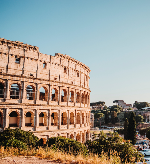 Colosseum i Rom som den perfekte kulisse til en campingtur med den Etrusco delintegrerede autocamper på Ford-basis.