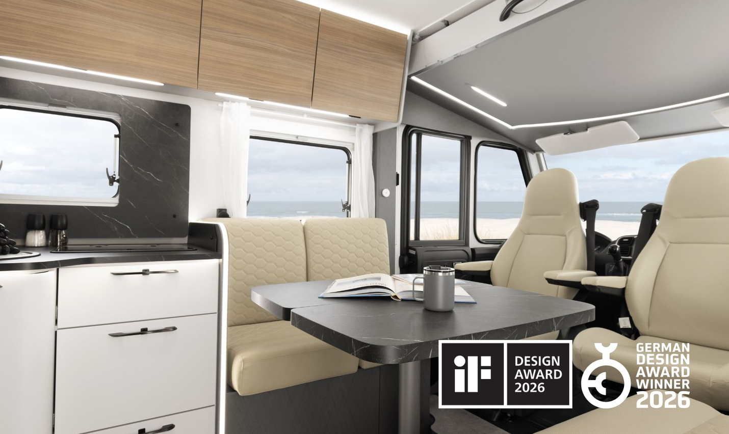 Offene Küchenschublade mit Besteckfach, Soft-Close-System und modernem Design in einem Etrusco integrierten Wohnmobil Fiat.