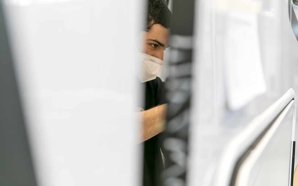 Mitarbeiter bei der Montage eines Etrusco Wohnmobils in der Produktionshalle, Detailaufnahme mit Fokus auf Präzision.